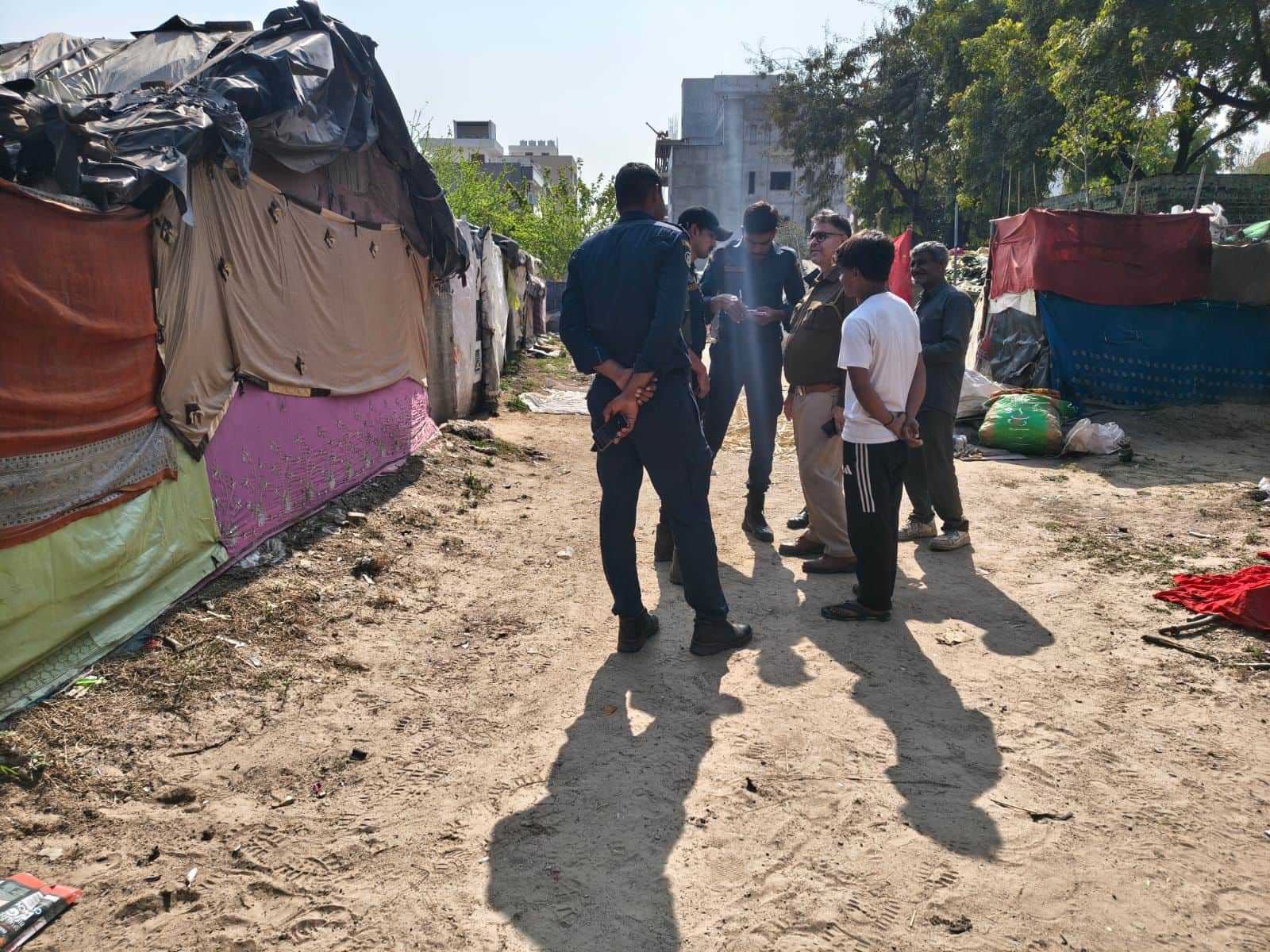 रोहिंग्या व बांग्लादेशी नागरिकों का पता लगाने के लिए जांच करती पुलिस टीम। स्रोत : पुलिस