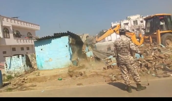 Bulldozers run in Suhagnagar, encroachment removed from government land
