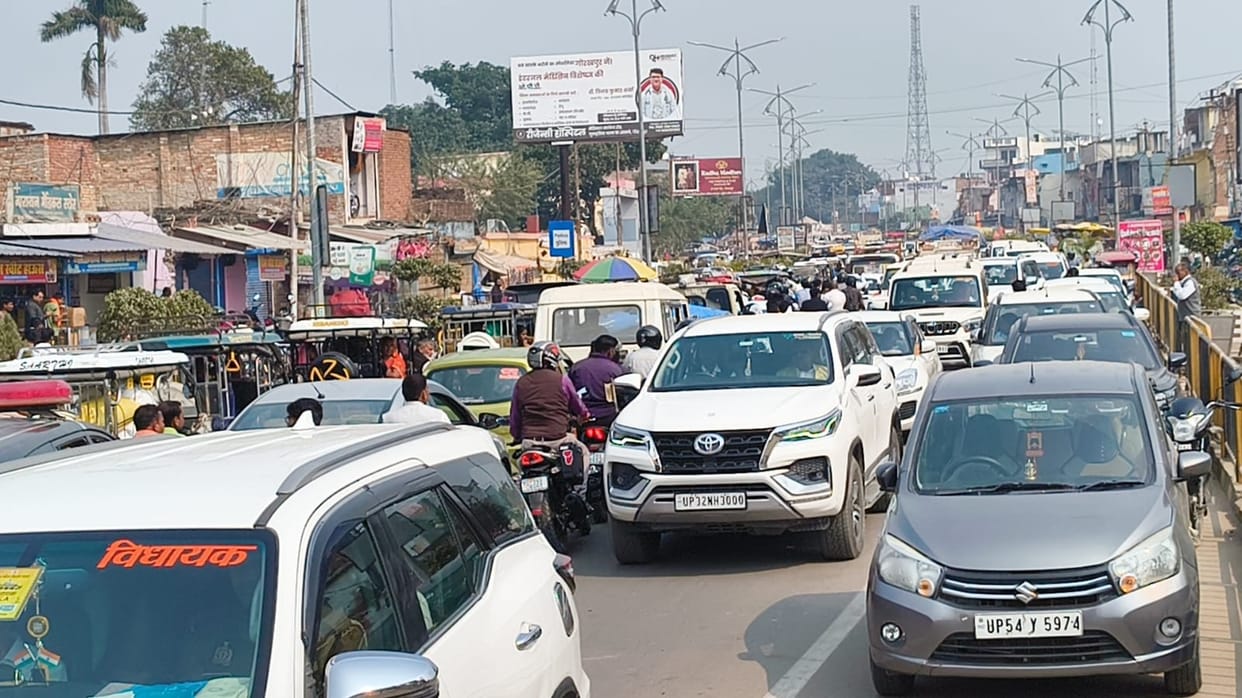 Traffic jams continue to plague the city, with traffic police struggling to cope.