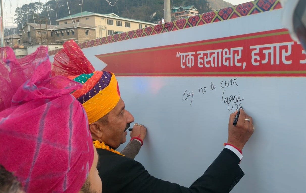 Agnihotri signed the banner of Chitta Free Campaign