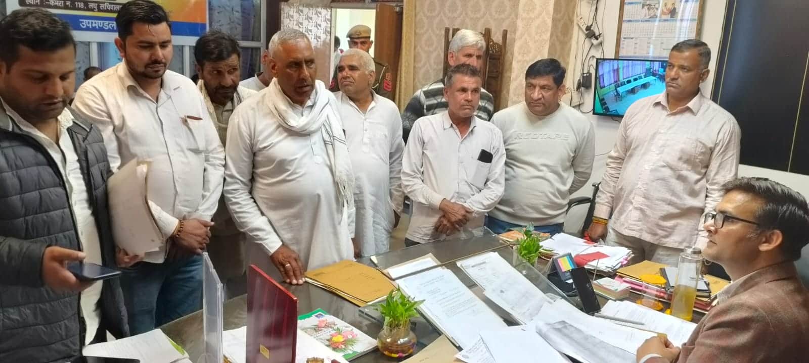 समाधान शिविर शिकायत लेकर पहुंचे लोग। स्रोत : प्रशासन