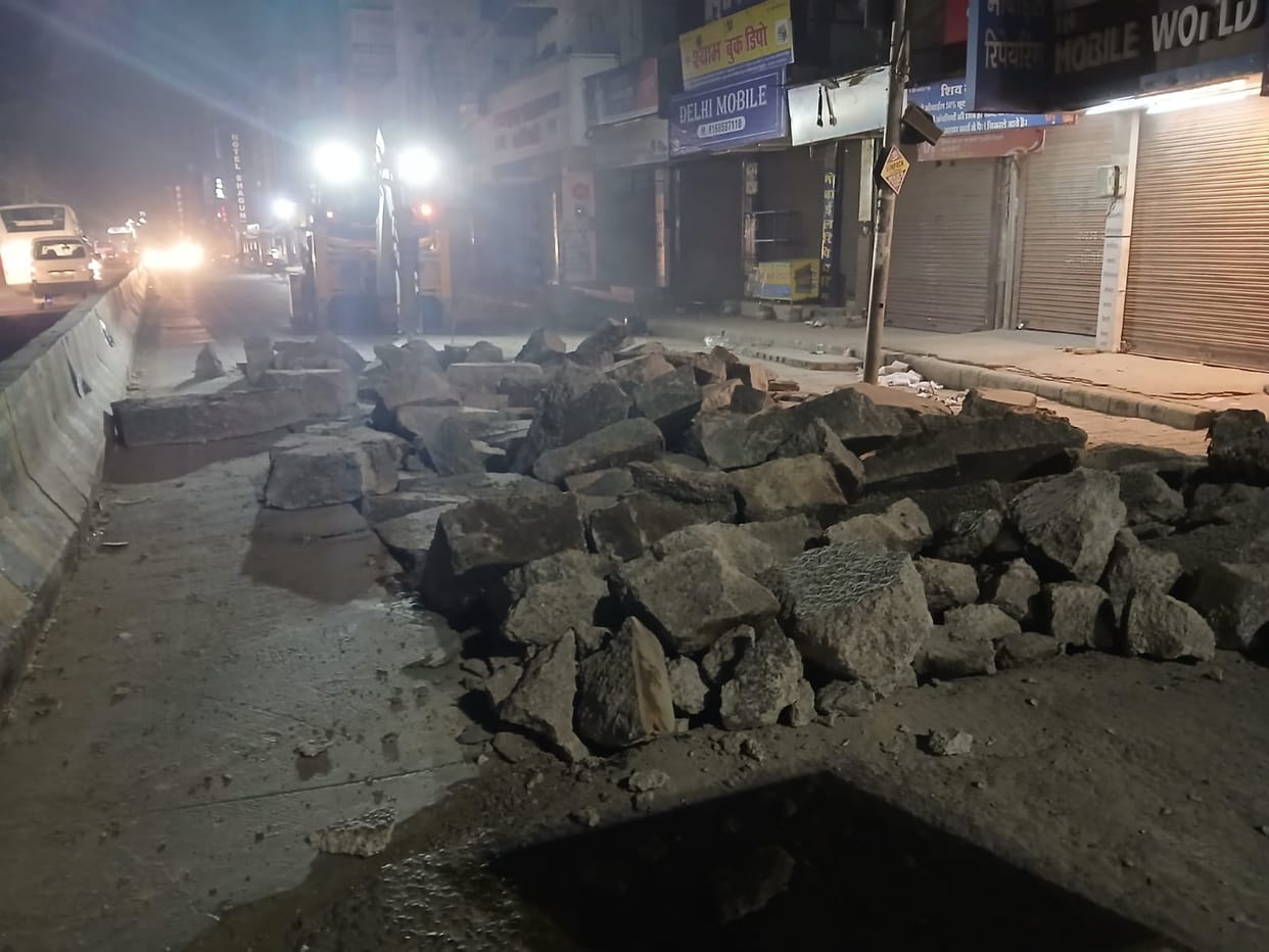 Construction of the second lane of the Circular Road begins, aiming to be completed in two months.
