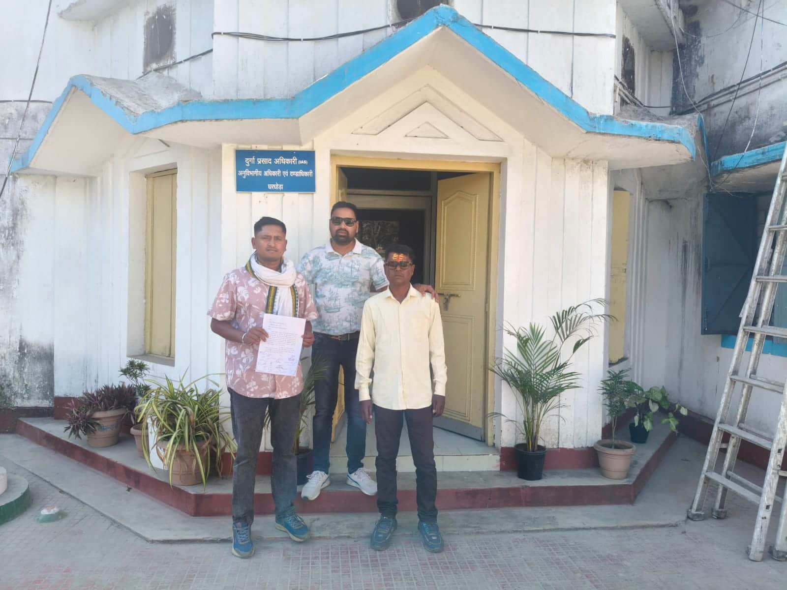 सड़क निर्माण की मांग को लेकर सौंपा ज्ञापन