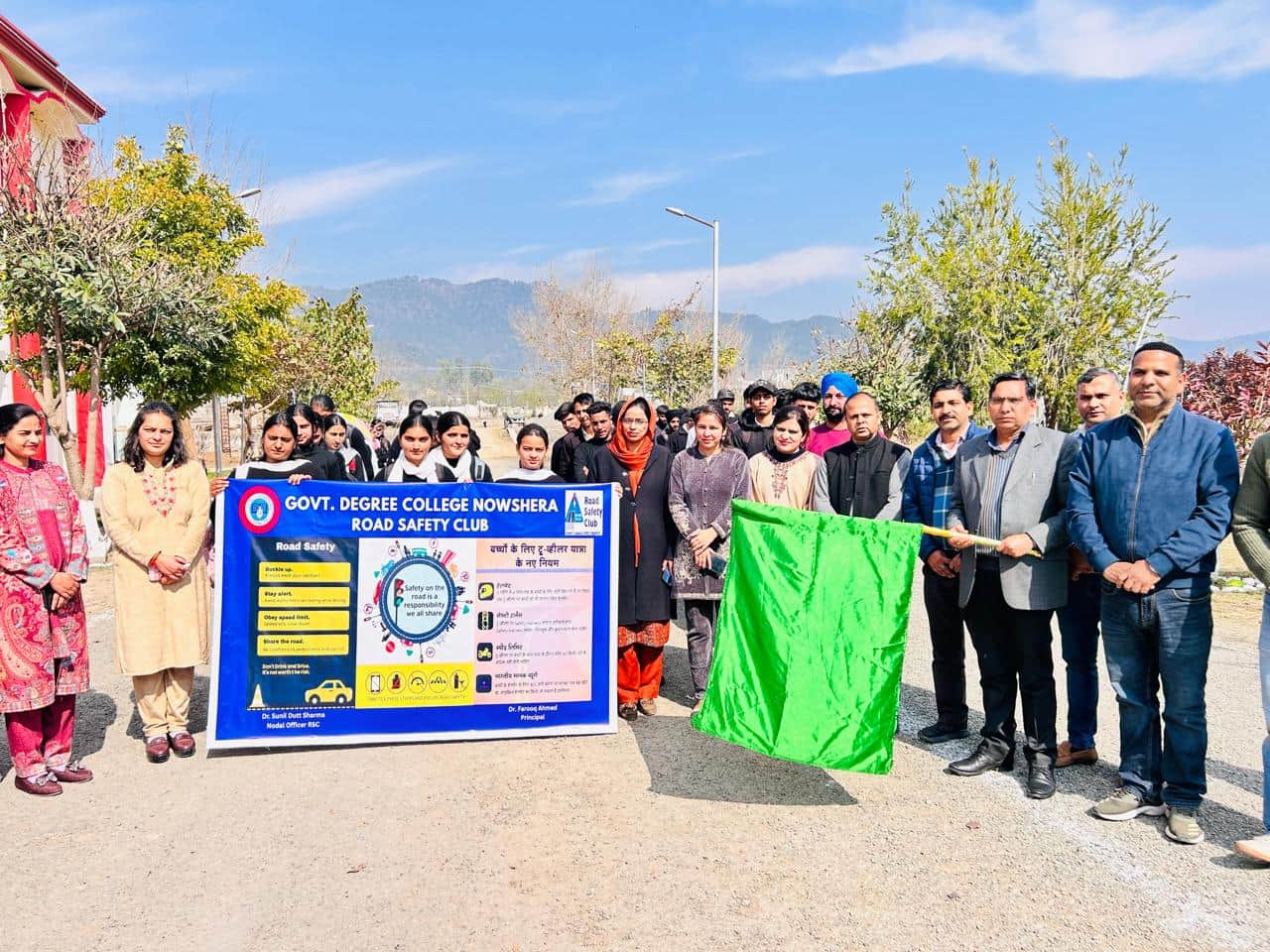 श्रोत संवाद फोटो :- नौशेरा सरकारी डिग्री कॉलेज में रैली निकाल कर यातायात नियमों के बारे में जा