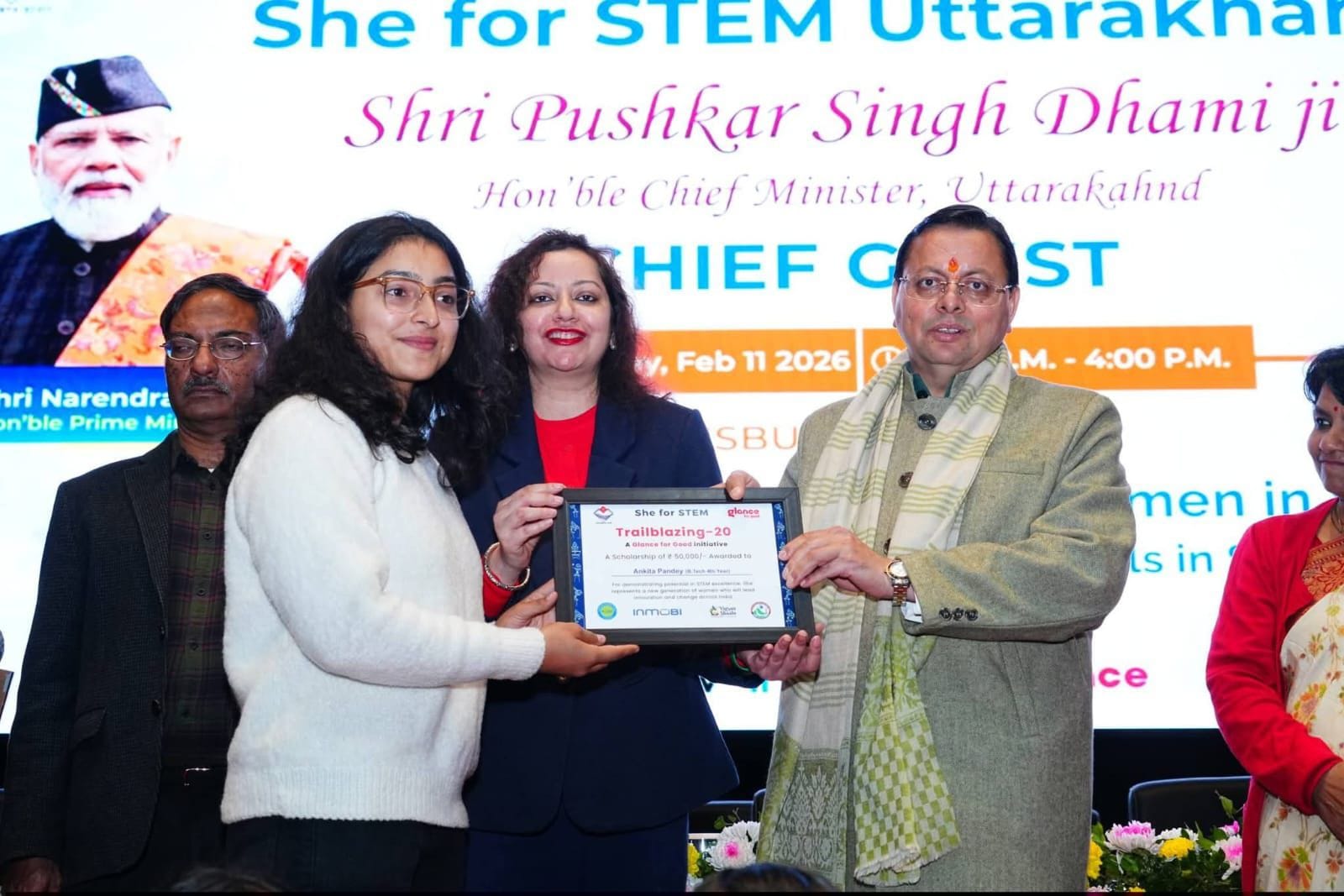 देहरादून में इंजीनियरिंग कालेज की मेधावी छात्राओं को सम्मानित करते मुख्यमंत्री पुष्कर सिंह धामी