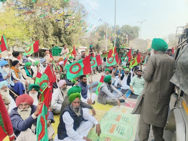 Farmers stage protest outside shop alleging sale of wrong paddy seeds