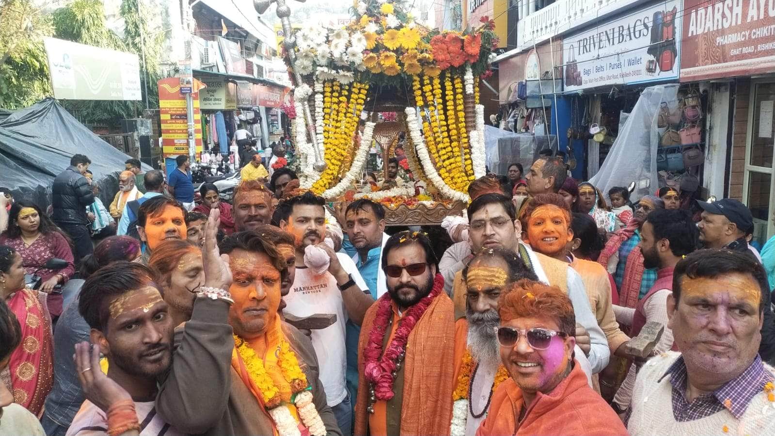 05- चद्रेश्वर मंदिर शोभायात्रा में शामिल श्रद्धालु।संवाद