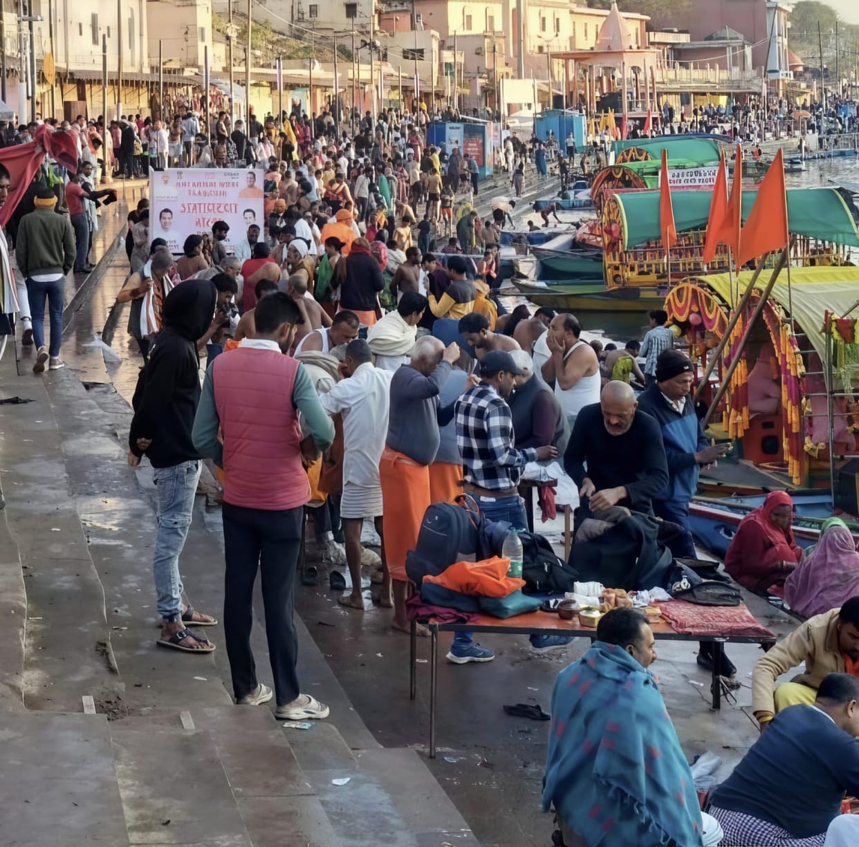 A wave of faith swept the Falgun Amavasya, with 2.5 lakh devotees visiting the temple.