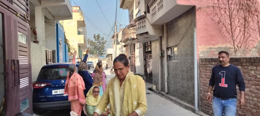 Ramnagar residents surrounded the mischievous monkey for an hour, the capture team arrived late.