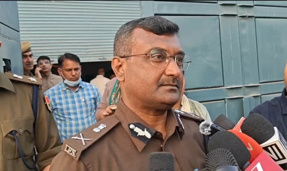 घटना की जानकारी देते पुलिस अधिकारी।