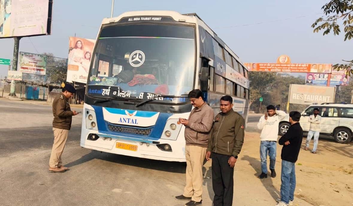 बस का चेकिंग करते एआरटीओ। स्रोत- विभाग