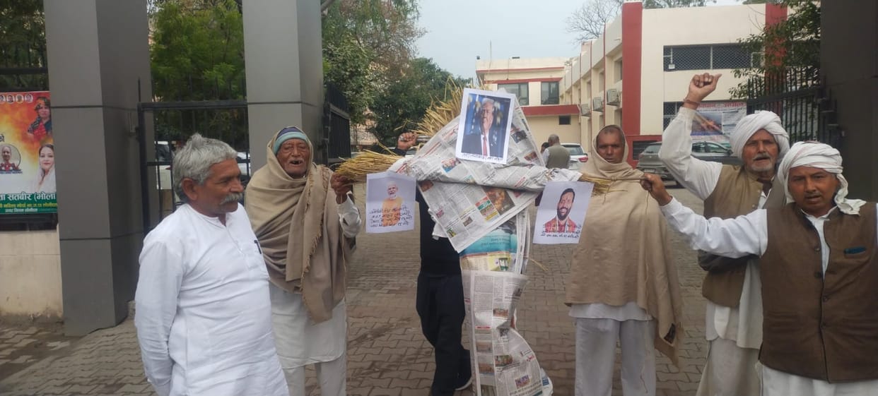 Farmers burnt effigies of the US President and the BJP government.