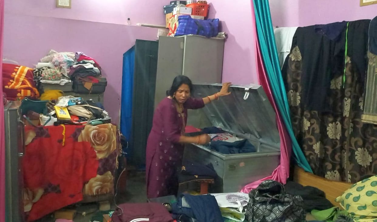 Thieves stole cash and jewellery worth Rs 70 lakh from the locked house of an administrative officer in 33 minutes.