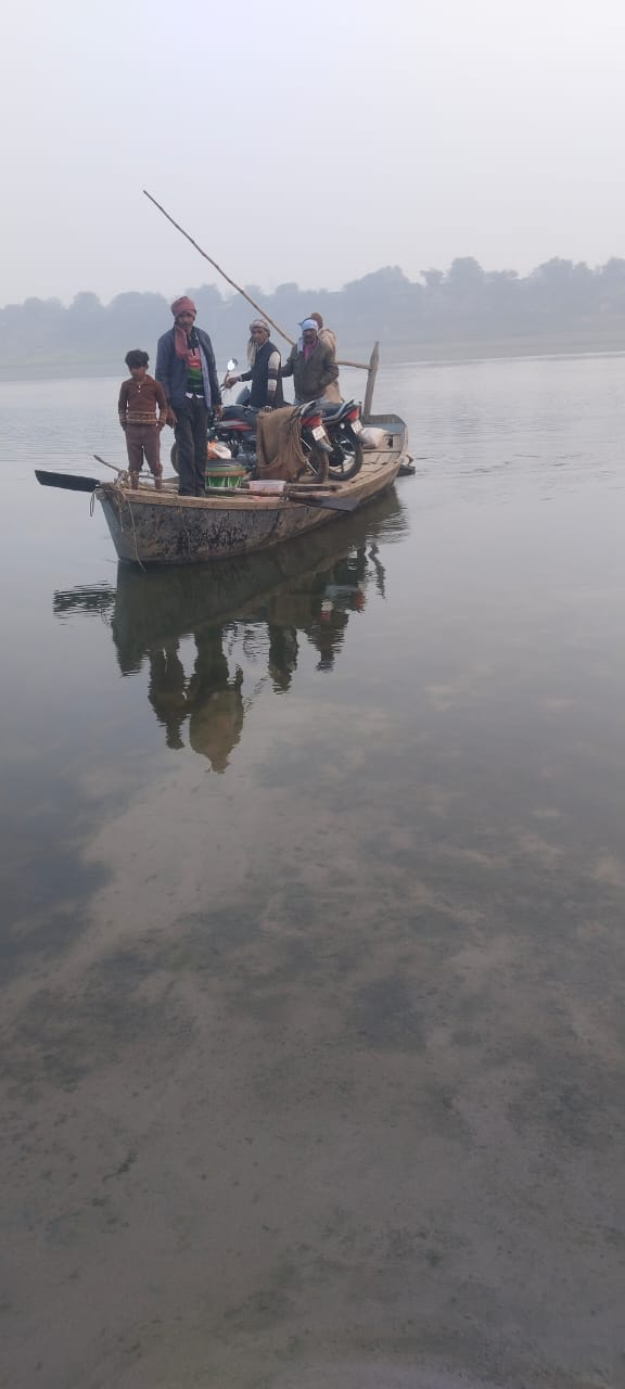 Chitrakoot-Fatehpur bridge construction stalled due to lack of budget, boat travel mandatory