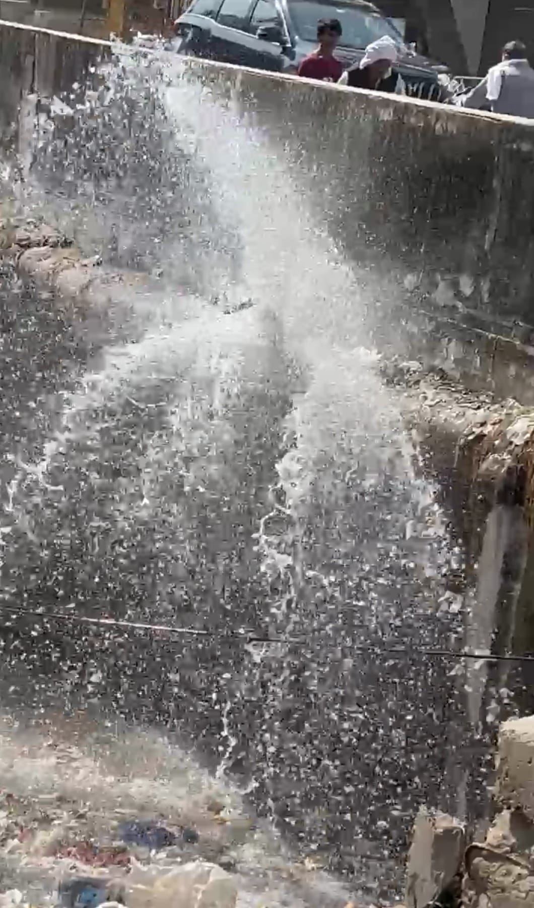 Thousands of liters of water wasted due to a burst drinking water pipeline