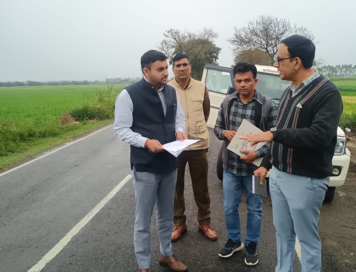 SDM along with officials inspected Kulasi Road from village Jasor Khedi.