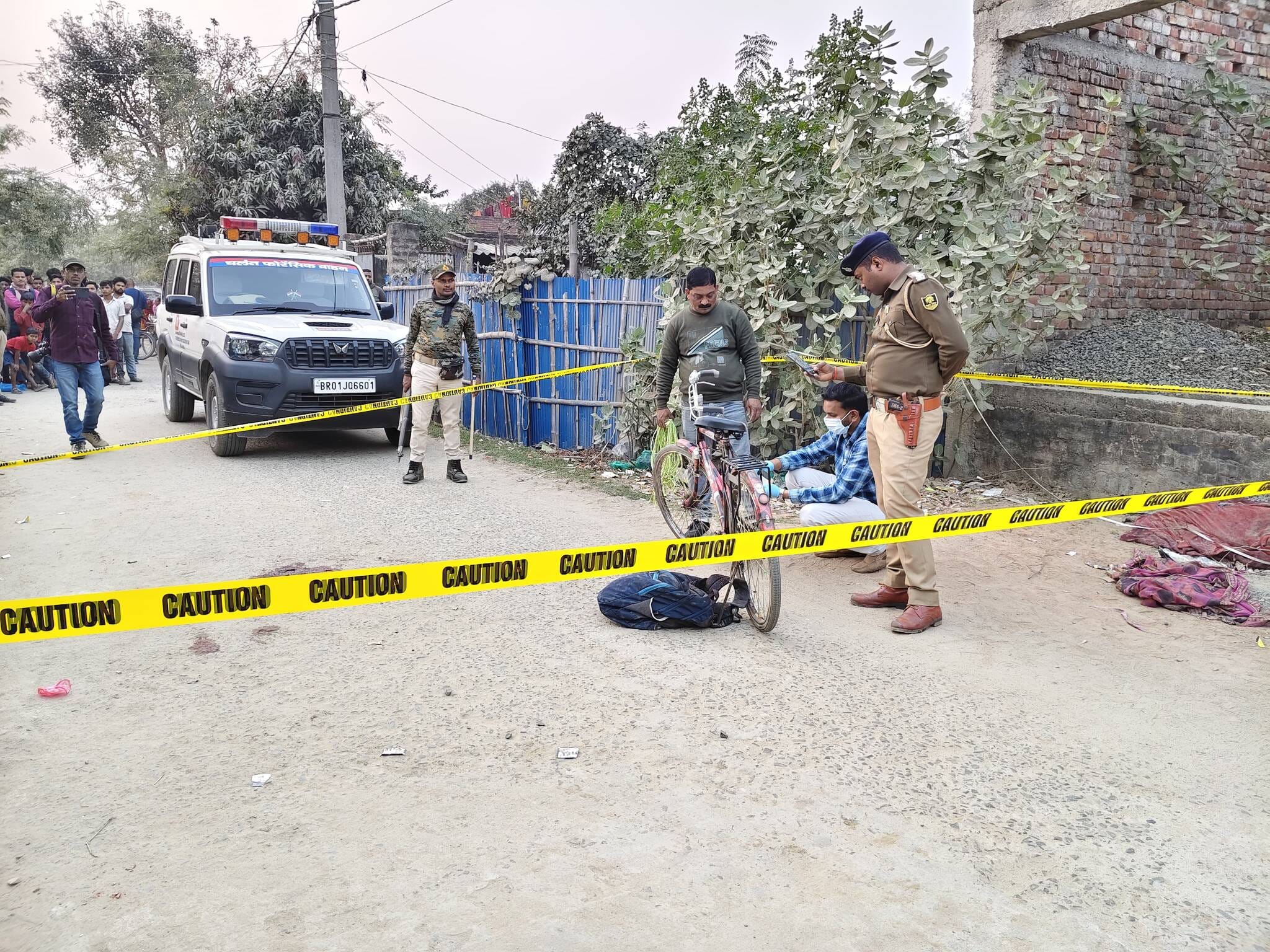 फोटो: घटनास्थल पर मौजूद पुलिस, अस्पताल में इलाजरत छात्र