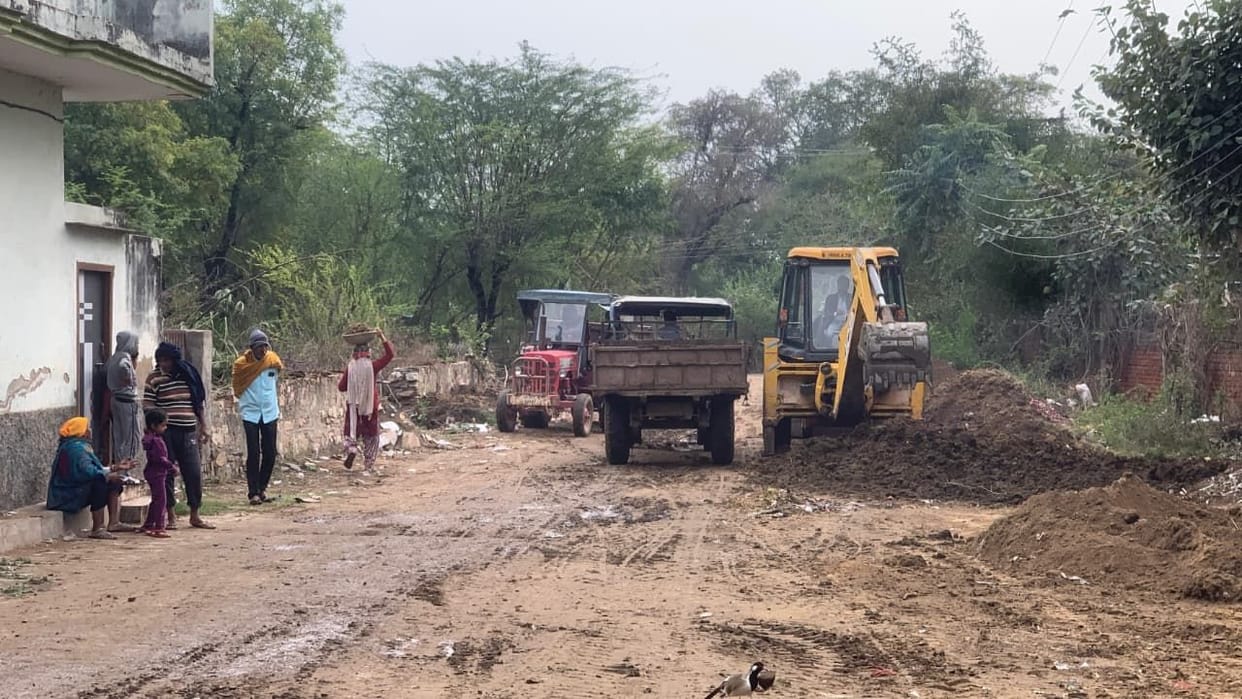 The Nagar Panchayat team removed encroachment from the old Mandi road.
