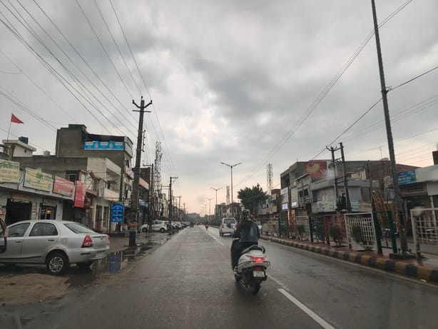 Lightning struck a house in Salamkheda village, rain revived crops