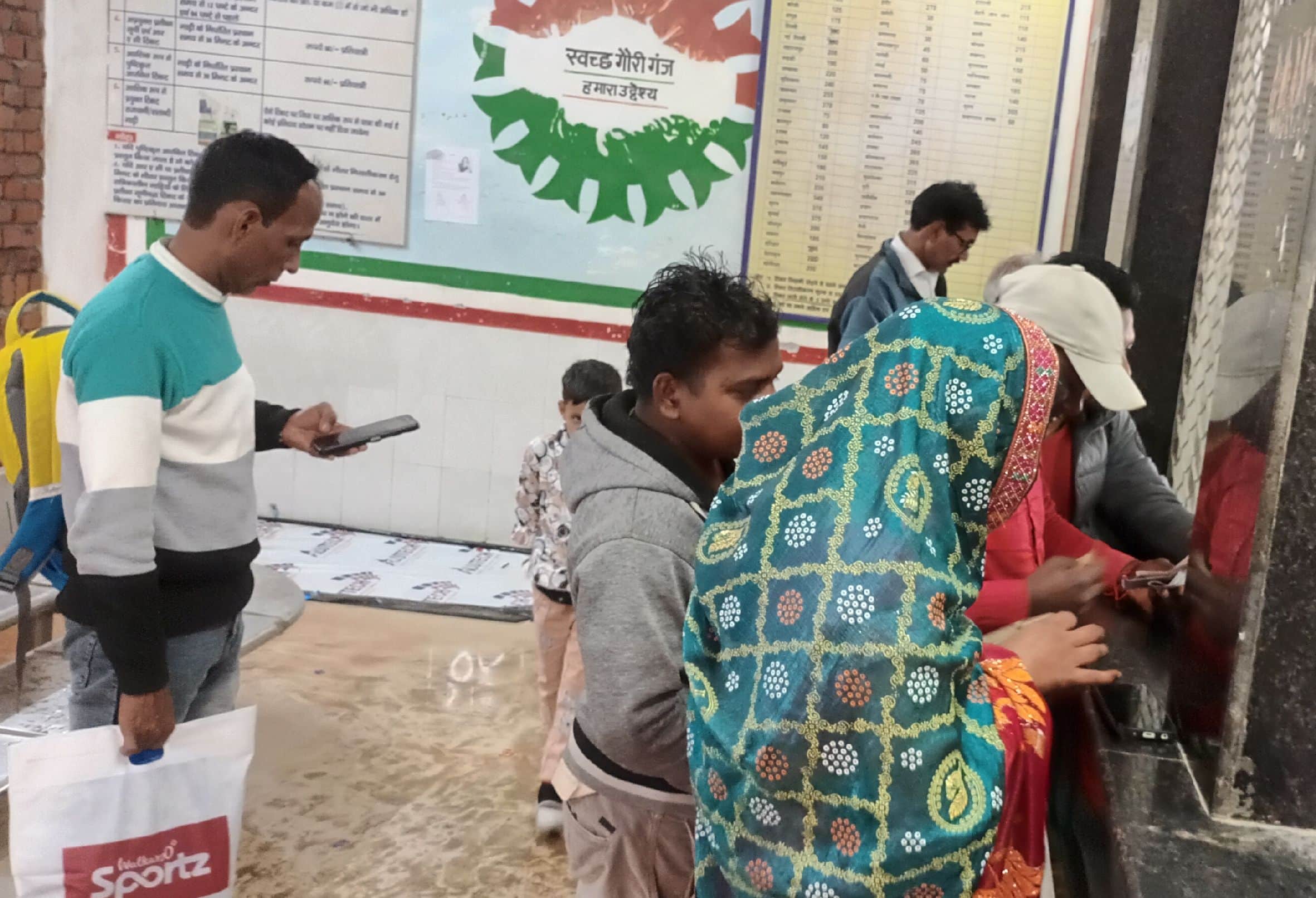 गौरीगंज रेलवे स्टेशन पर आक्षित टिकट बुक करवाते यात्री।