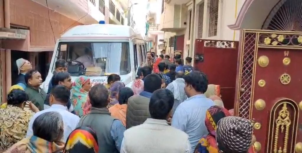 Dead body of teacher's wife found hanging, blood dripping