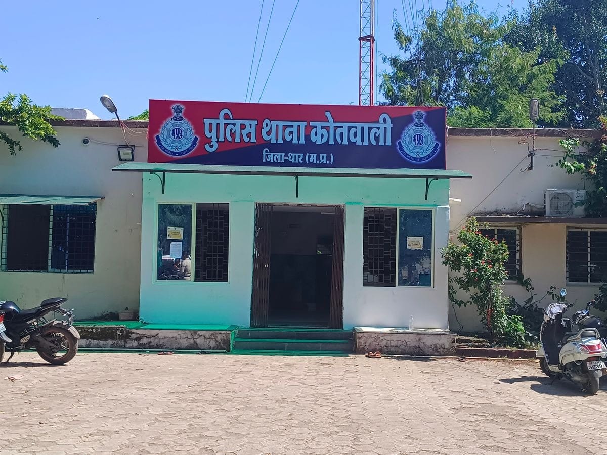 One lakh rupees defrauded by posing cyber branch police officer three cases registered in 24 hours in Dhar
