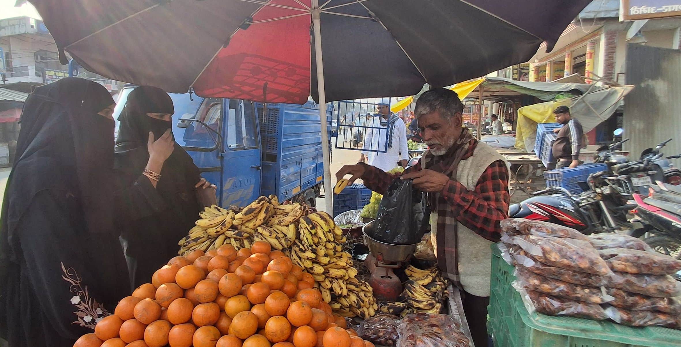 जगदीशपुर बाजार में रमजान पर्व पर फल व खजूर की खरीदारी करती महिलाएं।