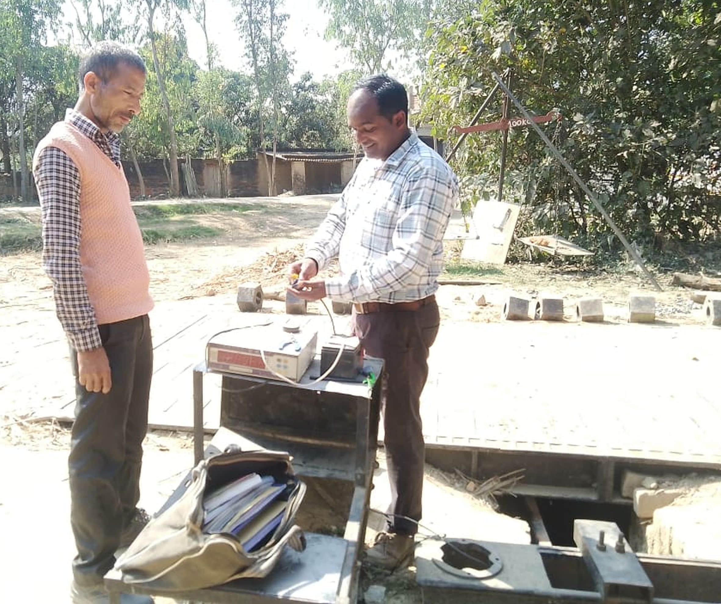 जगदीशपुर के प्रेमगढ़ में कांटे को ठीक करते टेक्नीशियन।-संवाद