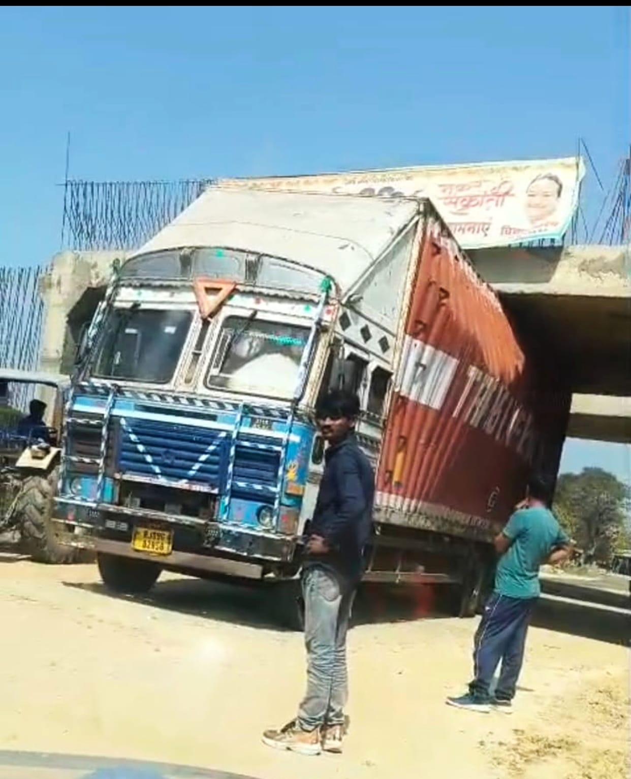Container stuck in underpass, traffic disrupted