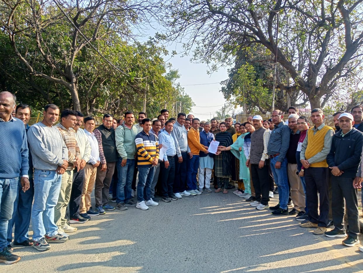 Pension Restoration Struggle Committee submitted a memorandum for the restoration of old pension.