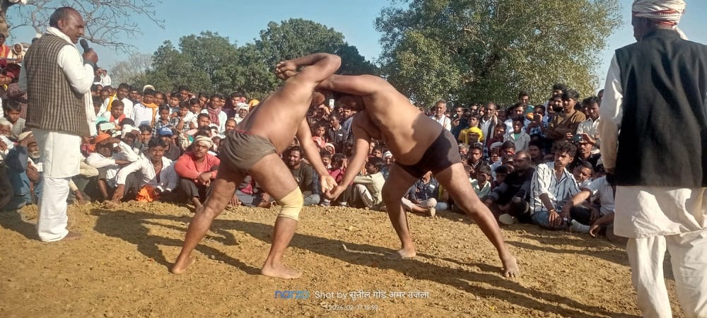 Tomato wrestler defeated Sunil of Varanasi.