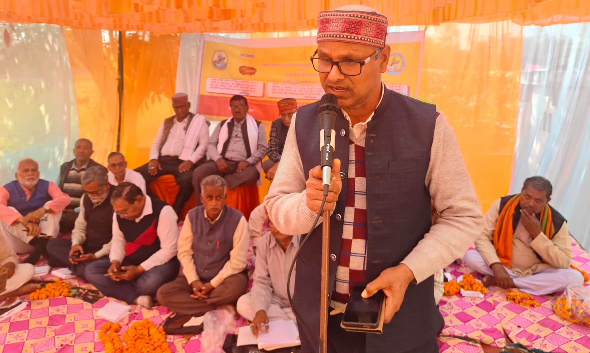 कवि सम्मेलन में काव्य पाठ करते कवि।