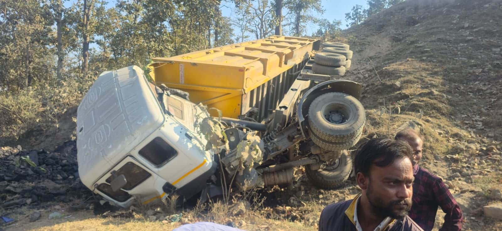 ट्रेलर पलटने से दो की मौत