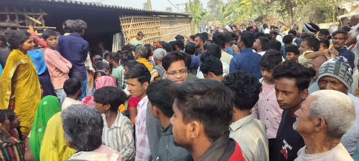 thrashed mob brutality thrashed Man for child theft in Vaishali Bihar