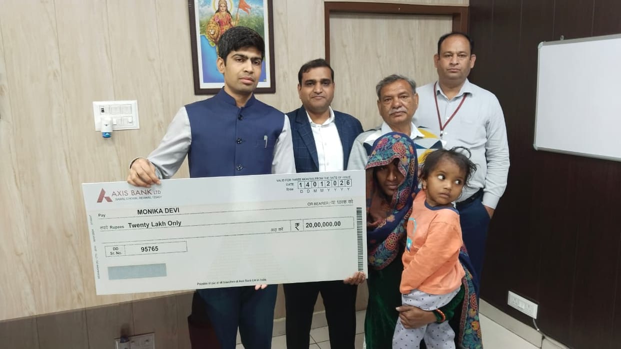 A cheque of Rs 28 lakh was given to the dependent of the deceased employee.