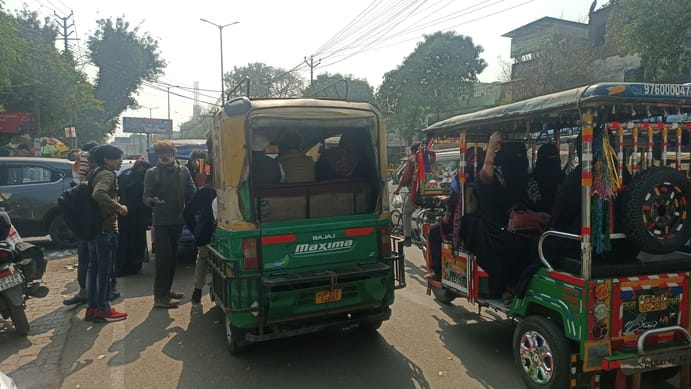 People are troubled due to traffic jam at Meenakshi Chowk due to e-rickshaws.
