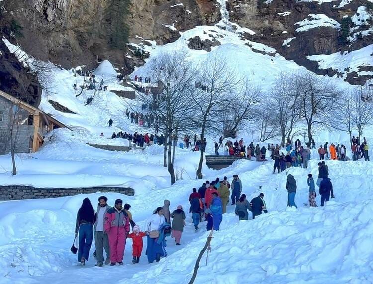 Tourists had fun in the snow