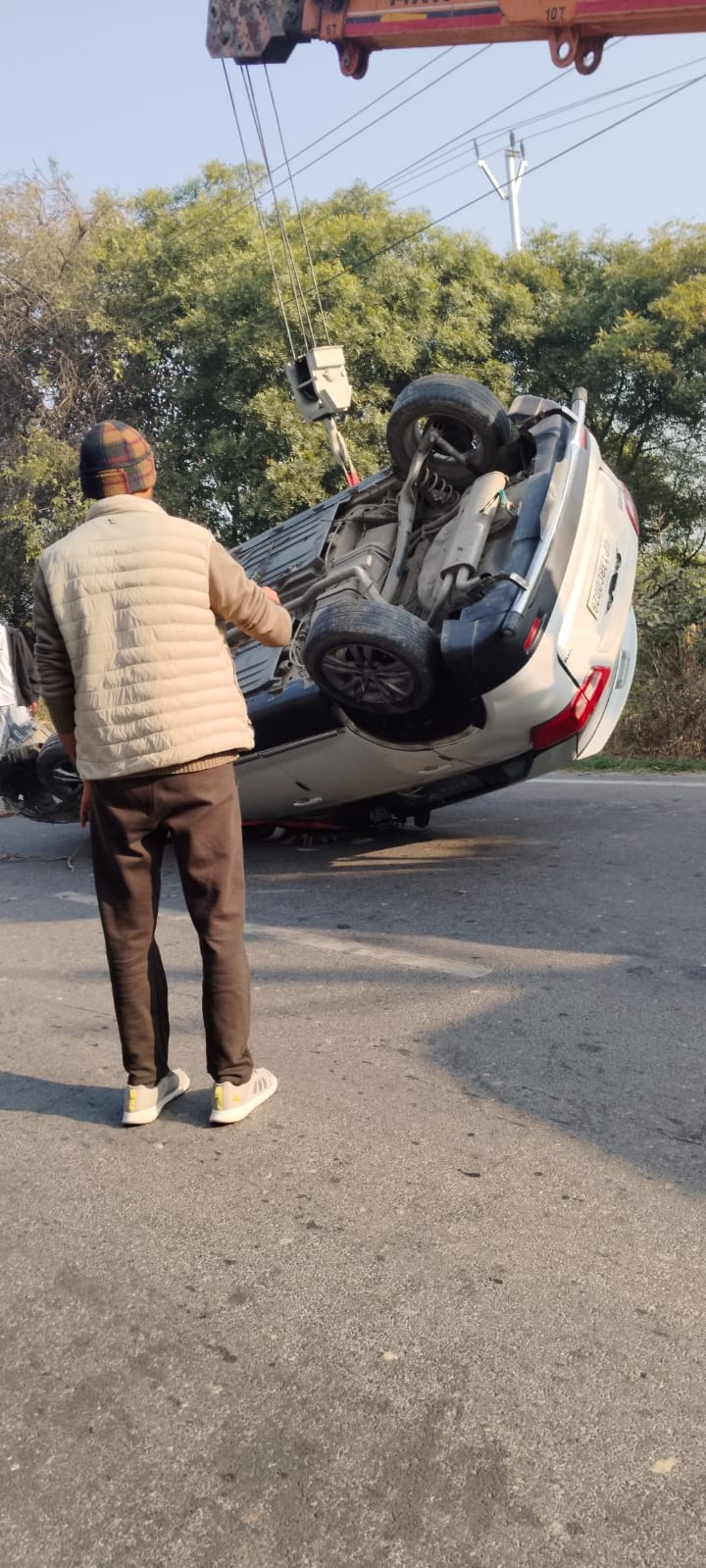 While trying to save cattle, the car went out of control and overturned, injuring two people