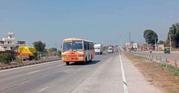 Roadways buses passing through the Tedhimod bridge, passengers are troubled.