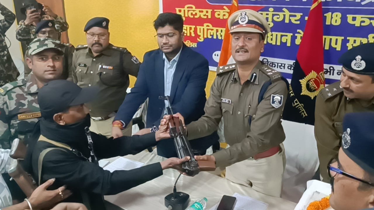 पुलिस के समक्ष आत्म समर्पण करते नक्सली सुरेश कोड