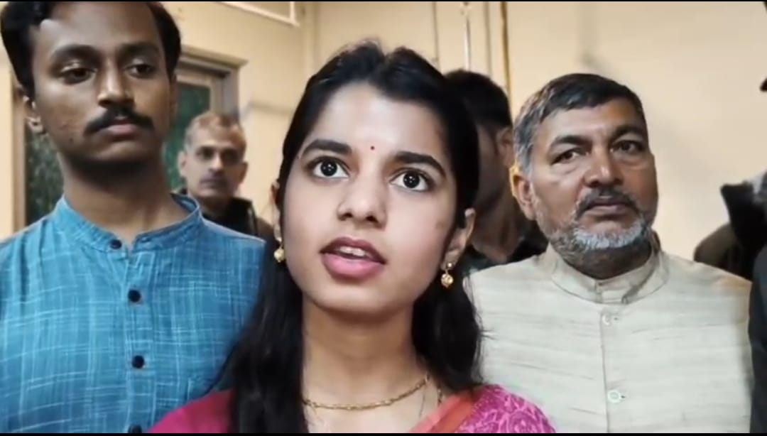 Bihar News : MLA Maithili Thakur met  injured in stabbing incident at DMCH