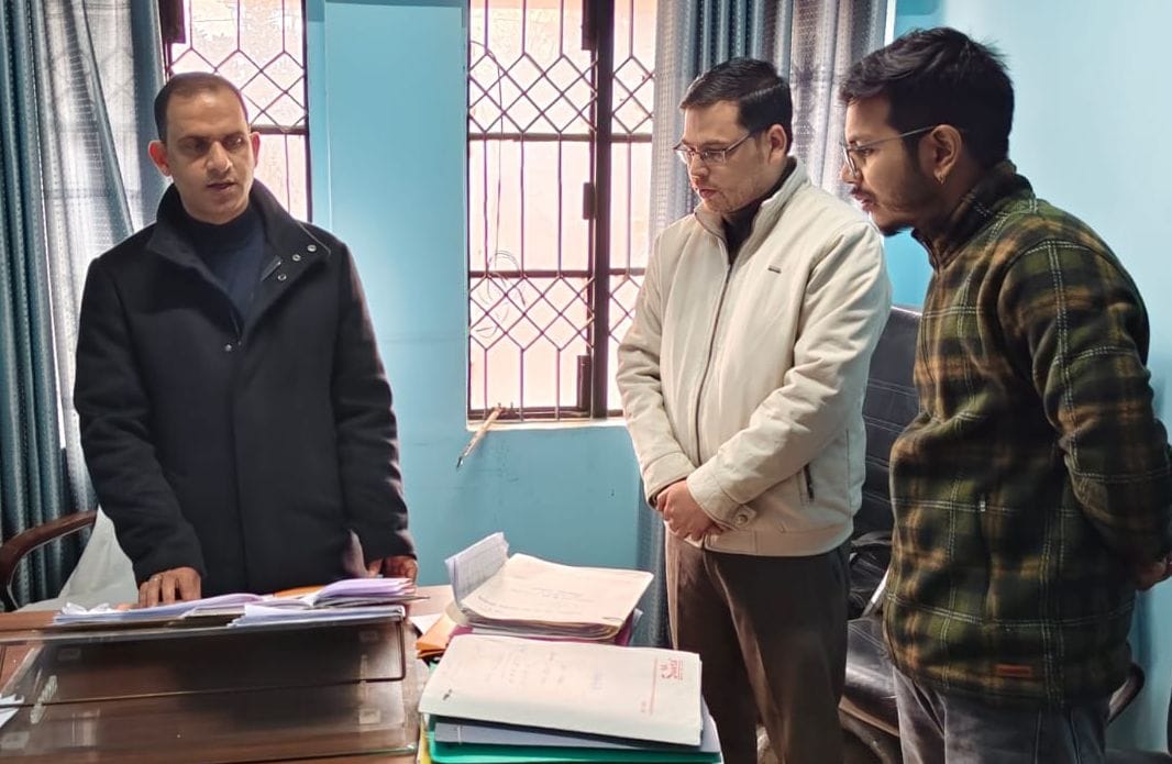 पिथौरागढ़ के विकास भवन स्थित कंट्रोल कक्ष का निरीक्षण करते डीएम आशीष भटगांई। स्रोत : सूचना विभ