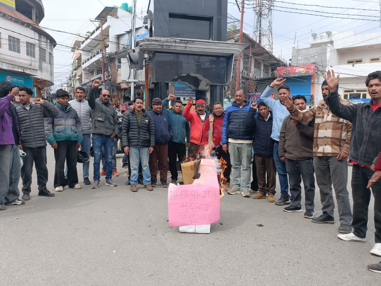 Congress protests against the poor condition of roads in Pithoragarh
