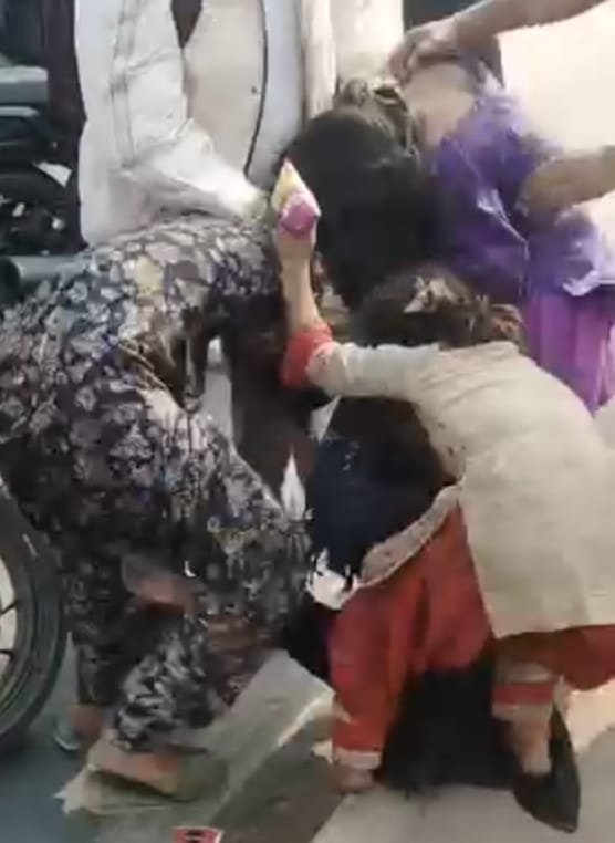 A group of minor girls fought over money for begging, causing a traffic jam that lasted for half an hour.