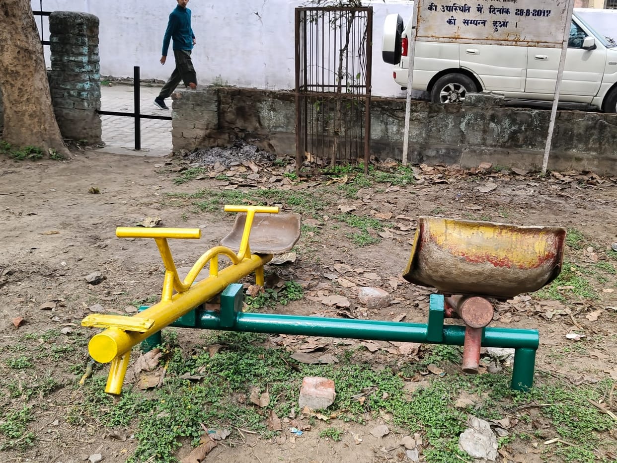 Broken swings in Baba Bengali Park in Rauda Sector were painted.