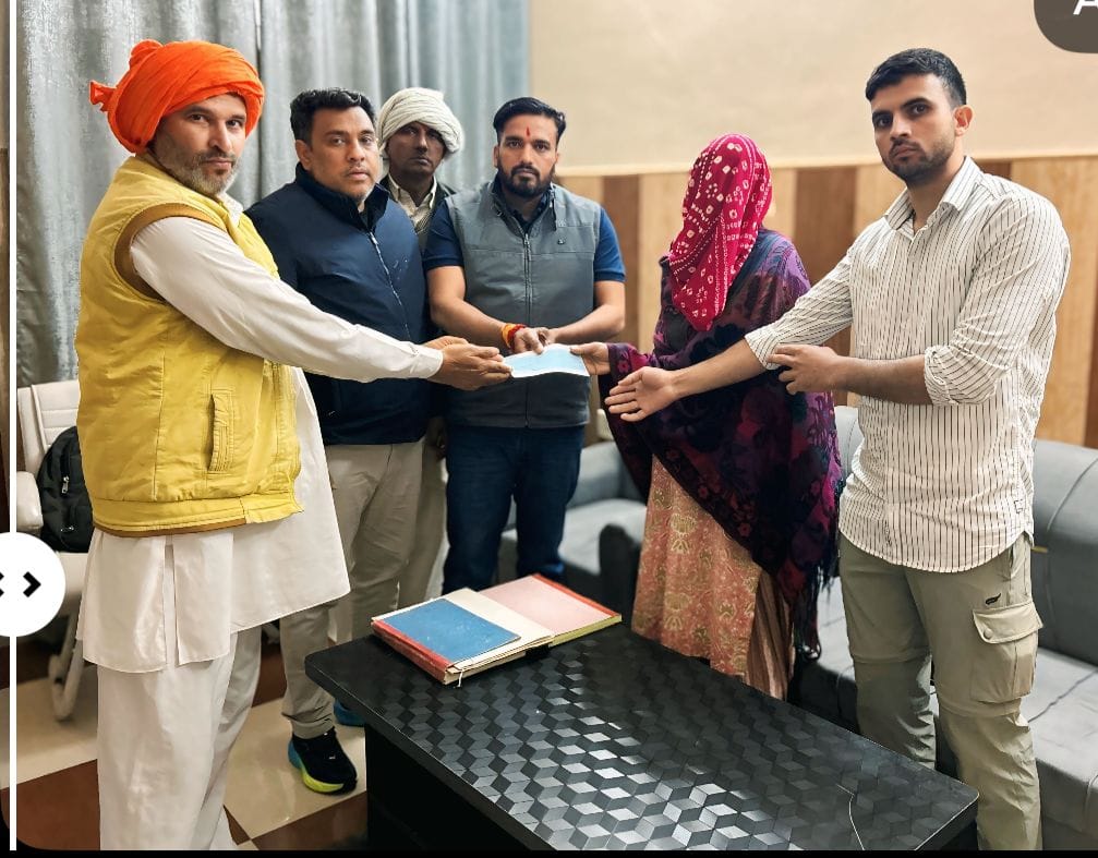 Market Committee Chairman Mahesh Yadav distributed cheques for the relief amount.