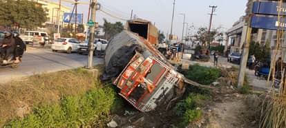 A truck loaded with beer overturned in a drain, the accident occurred while trying to save cattle.