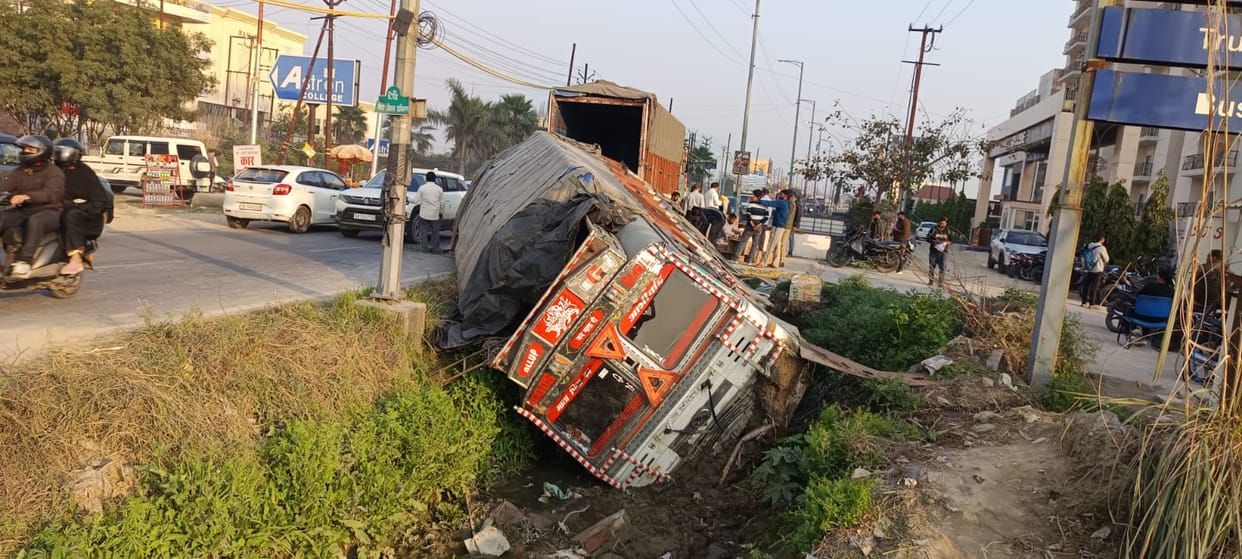 A truck loaded with beer overturned in a drain, the accident occurred while trying to save cattle.