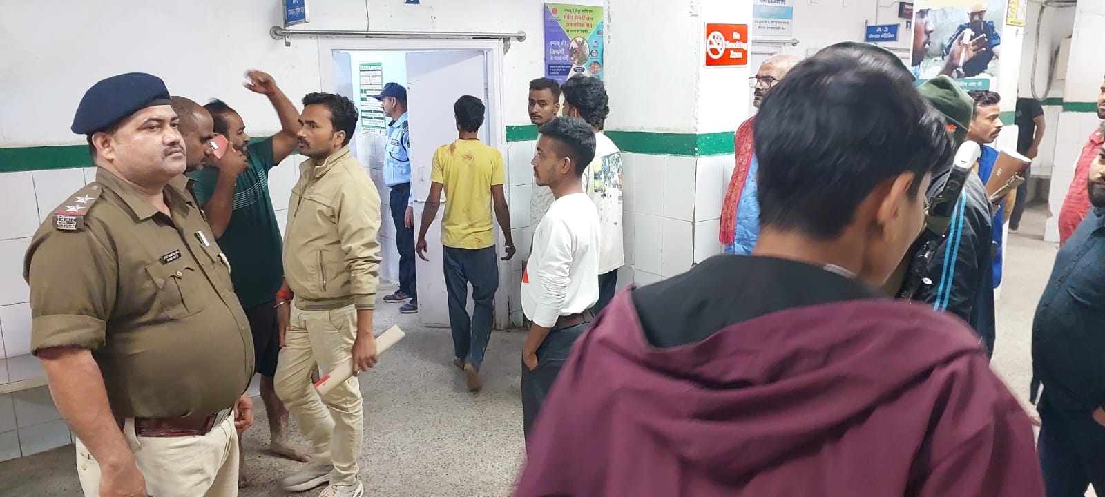 सदर अस्पताल में इलाज के लिए पहुंचाया गया घायल रेलकर्मी। अस्पताल में मौजूद पुलिस पदाधिकारी
