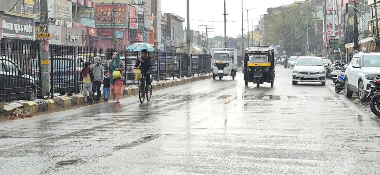 Meerut Weather Today: Rain and cool breeze gave relief from heat, farmers are also happy